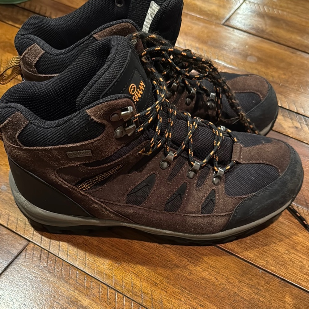 Very good condition Men’s Magellan Outdoors hiking boots.  Size 9.5.